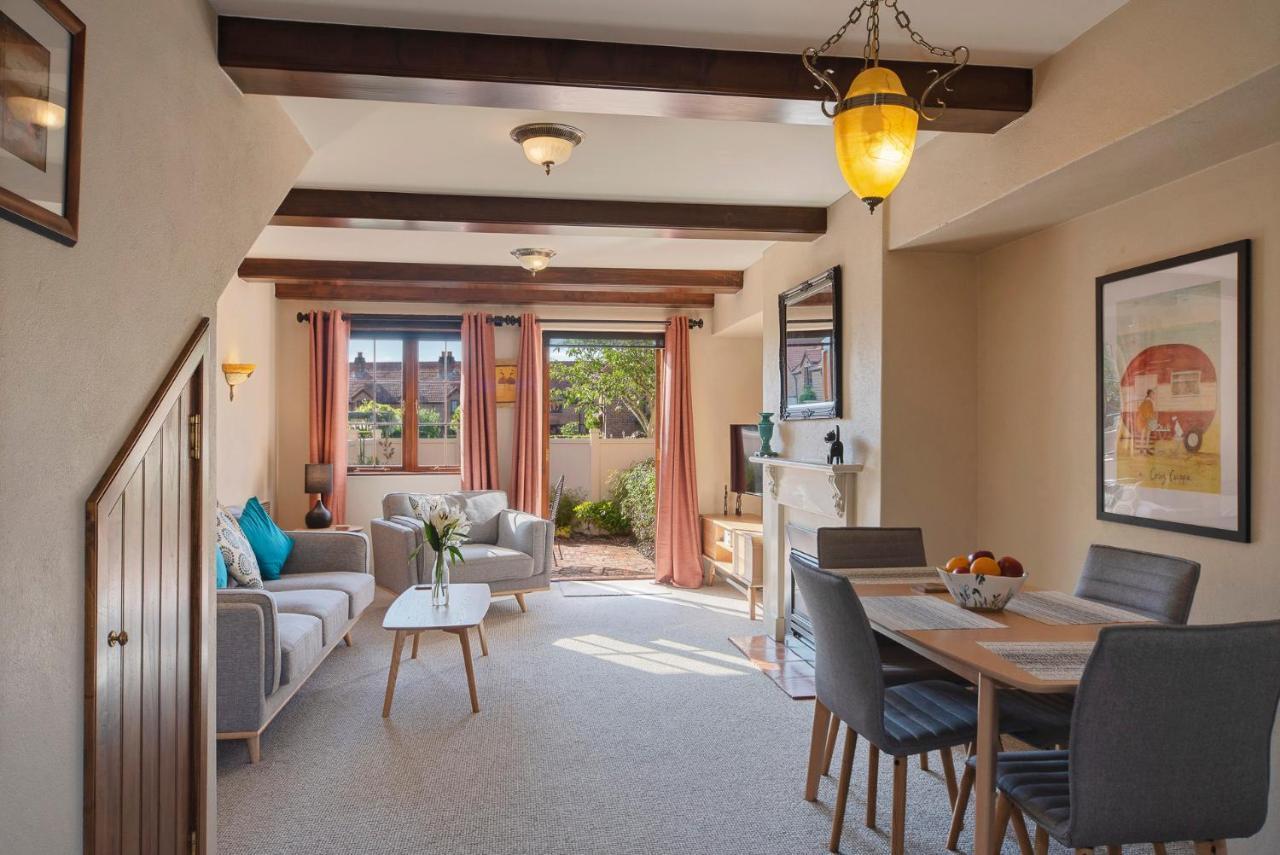 נלסון The Village Green Apartment מראה חיצוני תמונה